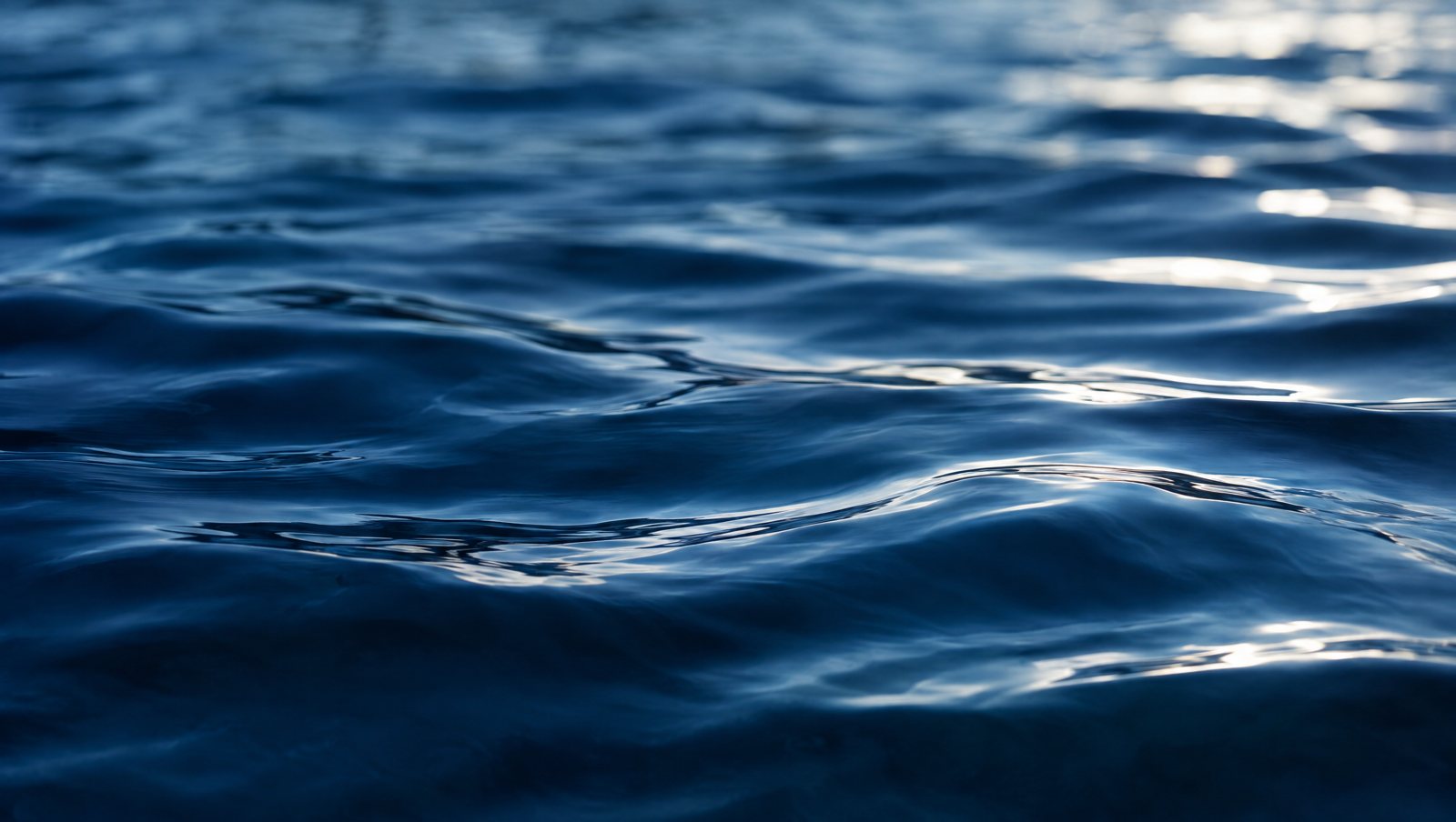 Surface d'eau sombre et profonde